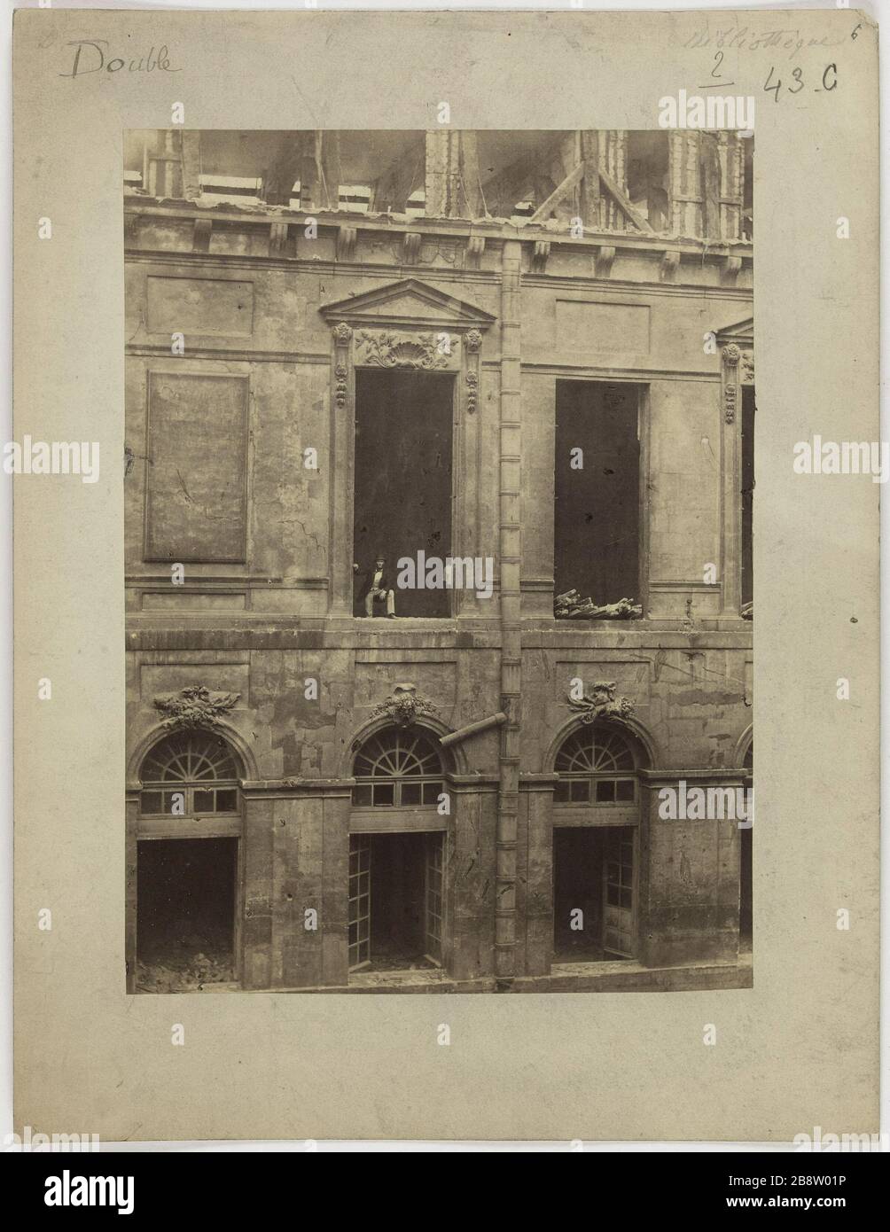 Library. View of a building in ruins, national library [?] Bibliothèque nationale en ruine, Paris (IIème arr.). Photographie anonyme. Paris, musée Carnavalet. Stock Photo