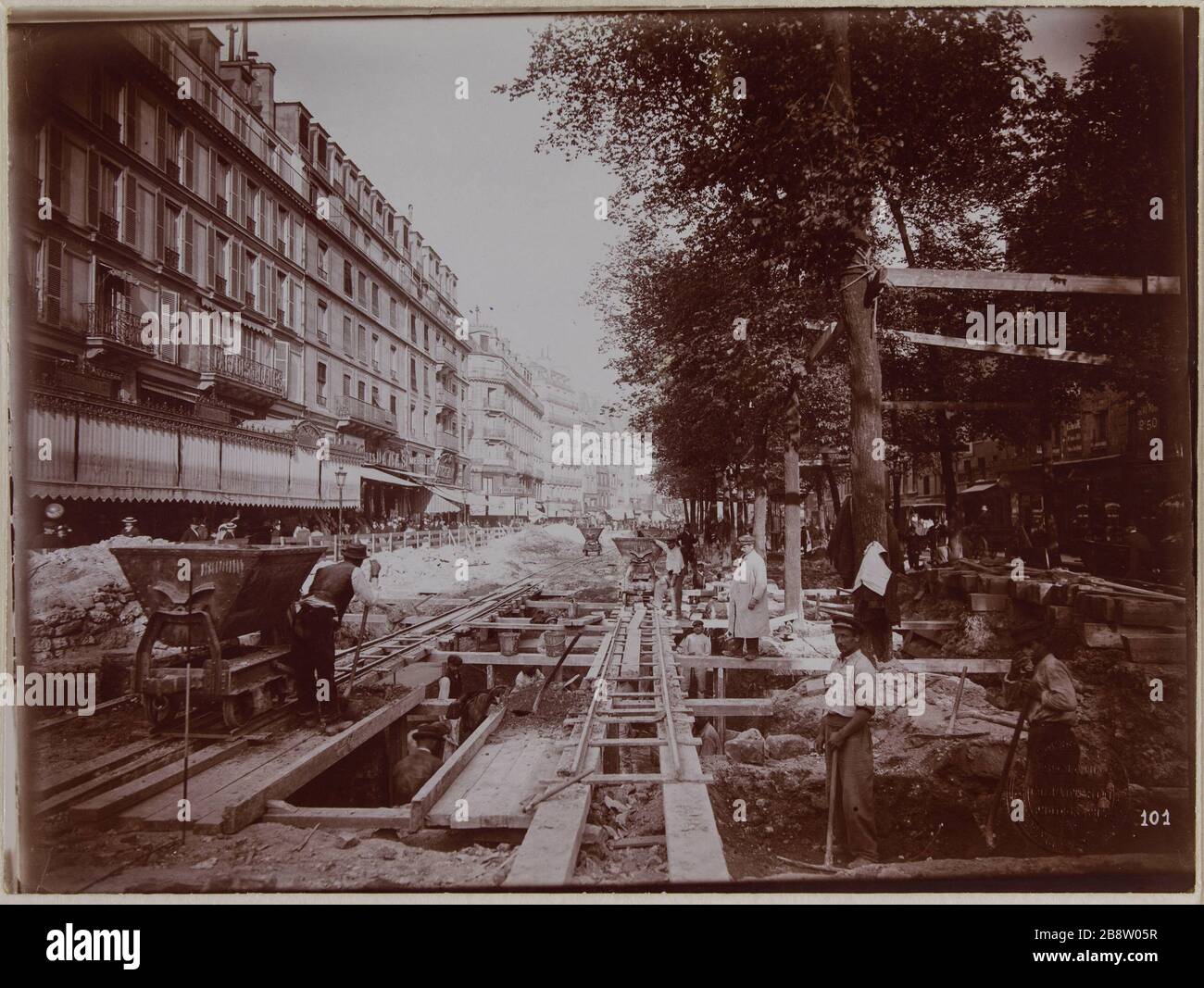 St. Paul Station. Completion of the central part of the vault. May 30, 1899 Station St. Paul. Completion of the central part of the vault. 4th arrondissement, Paris. May 30, 1899. Construction du métropolitain parisien. 'Station Saint-Paul. Achèvement de la partie centrale de la voûte. Paris (IVème arr.), 30 mai 1899'. Photographie de Charles Maindron (1861-1940). Tirage au gélatino-chlorure d’argent développé. Paris, musée Carnavalet. Stock Photo