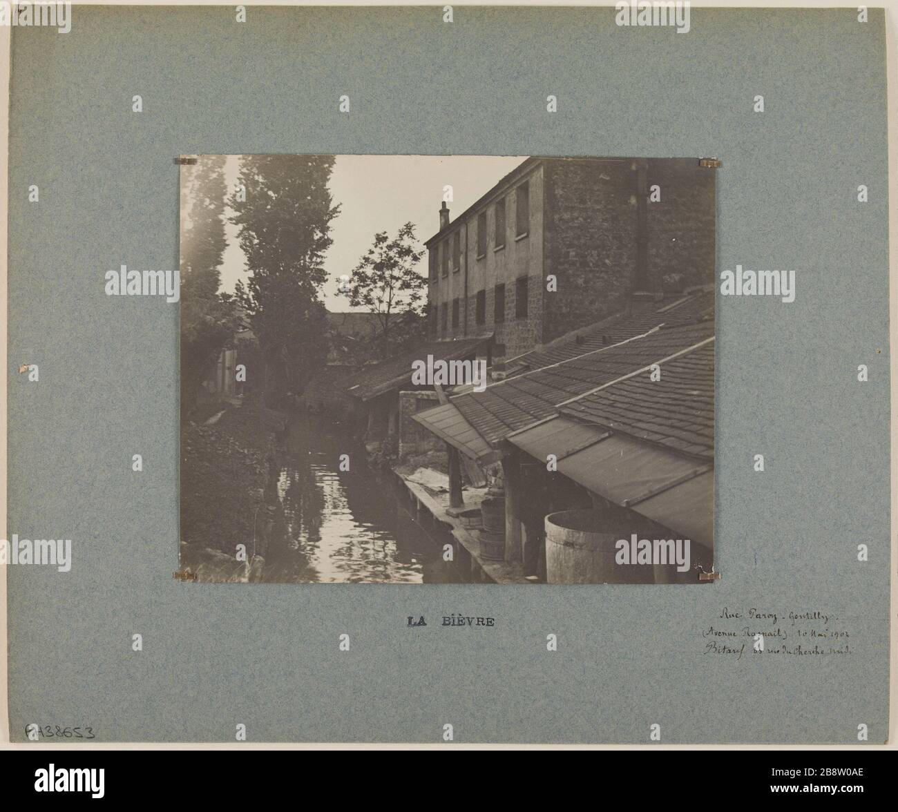 Bièvre / Street Paroy. Gentilly. / (Avenue Raspail) / 20 May 1904. The Bièvre, Paroy street Avenue Raspail Gentilly La Bièvre, rue Paroy, avenue Raspail, à Gentilly (Val-de-Marne). Photographie de J. Bitard. Tirage au gélatino-bromure d'argent, 20 mai 1904. Paris, musée Carnavalet. Stock Photo