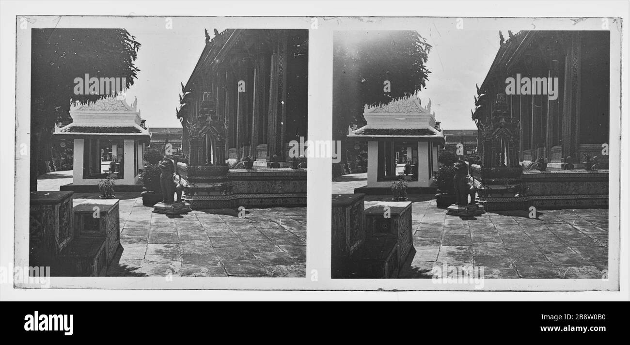 Wat Phra Kaew (officially known as Wat Phra Sri Rattana Satsadaram) in Bangkok – Temple Of Emerald Buddha. It is regarded as the most important Buddhist temple in Thailand. Bronze Guardian Lion in fron of the Ubosot. Stereoscopic photograph  from  around the year 1910. Photograph on dry glass plate from the Herry W. Schaefer collection. Stock Photo
