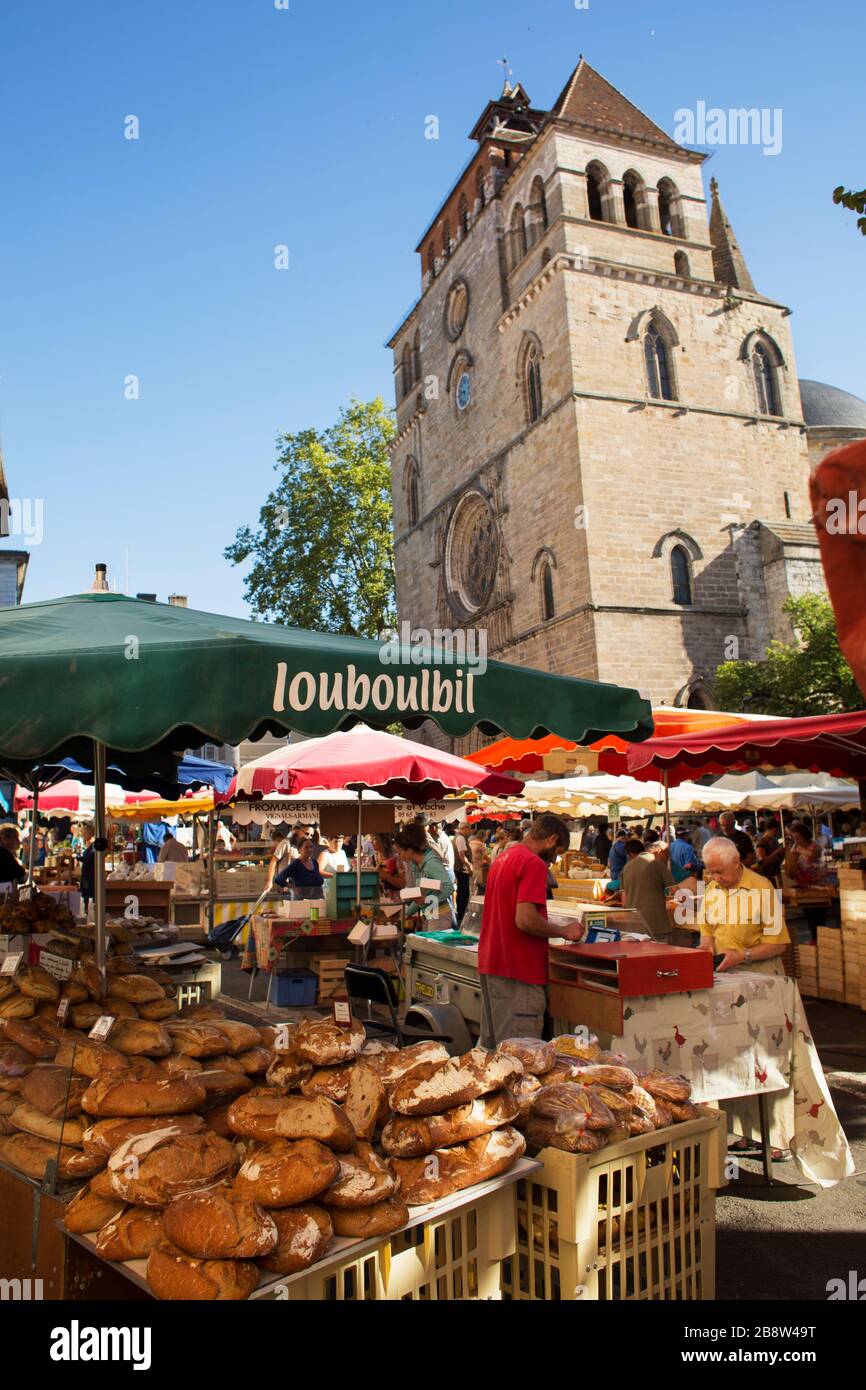 Street weekly market in Saint Etienne's Cathedral's square. Cahors, Òlt, Occitania (Lot, France) Stock Photo