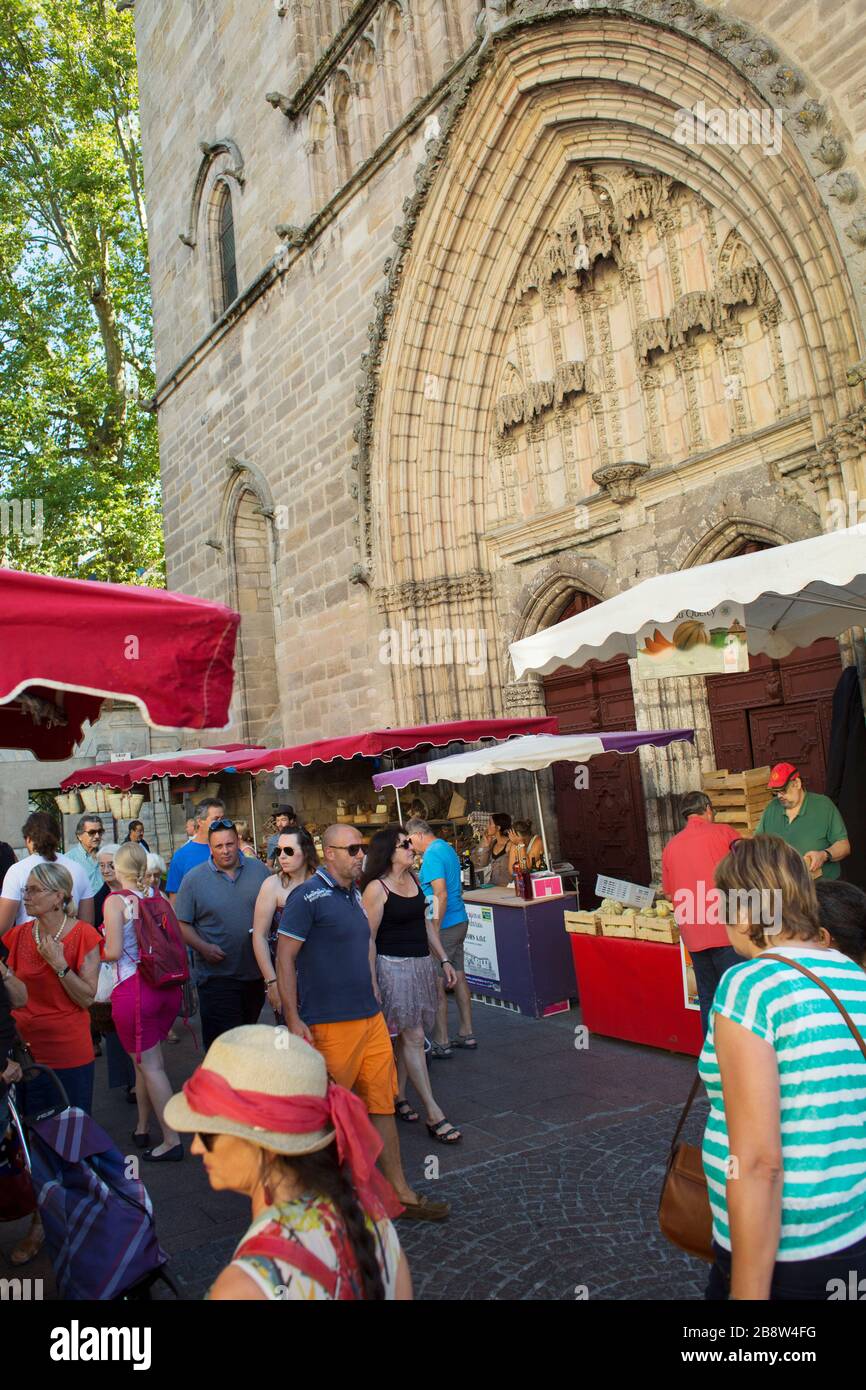 Street weekly market in Saint Etienne's Cathedral's square. Cahors, Òlt, Occitania (Lot, France) Stock Photo