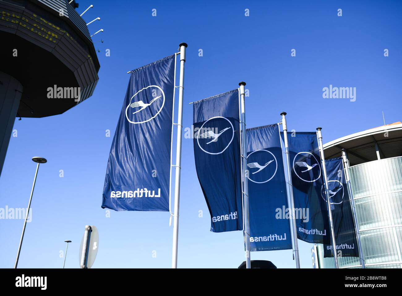 Flags of Lufthansa in front of Hanover Airport Flags of Lufthansa at Hanover Airport GES/Daily life in Hanover during the corona crisis, 22.03.2020 GES/Daily life during the corona crisis in Hanover, Germany. 03/22/2020 | usage worldwide Stock Photo