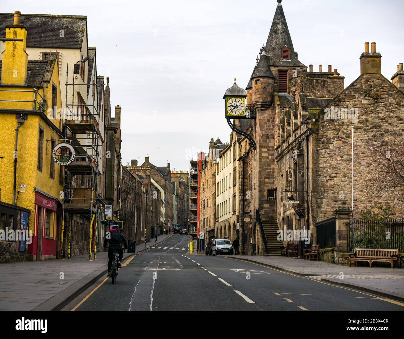 Edinburgh, Scotland, United Kingdom. 23rd March, 2020. Empty streets during the Covid-19 Coronavirus pandemic in the capital city as the message to stay at home heed the social distancing measures appears to have had an effect despite the lovely Spring sunshine. The Royal Mile at Canongate is deserted Stock Photo