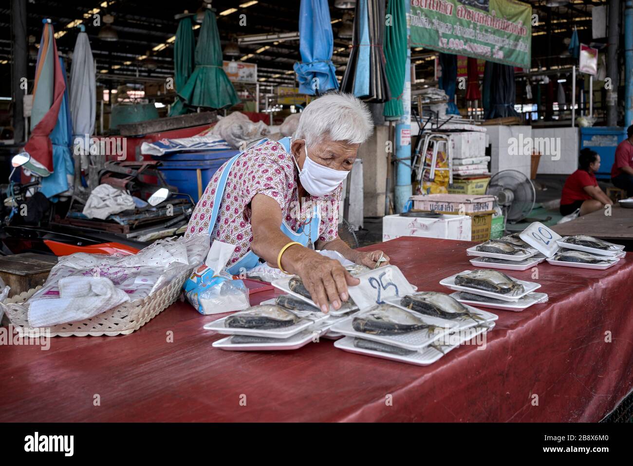Seniors wearing facemasks hi-res stock photography and images - Alamy