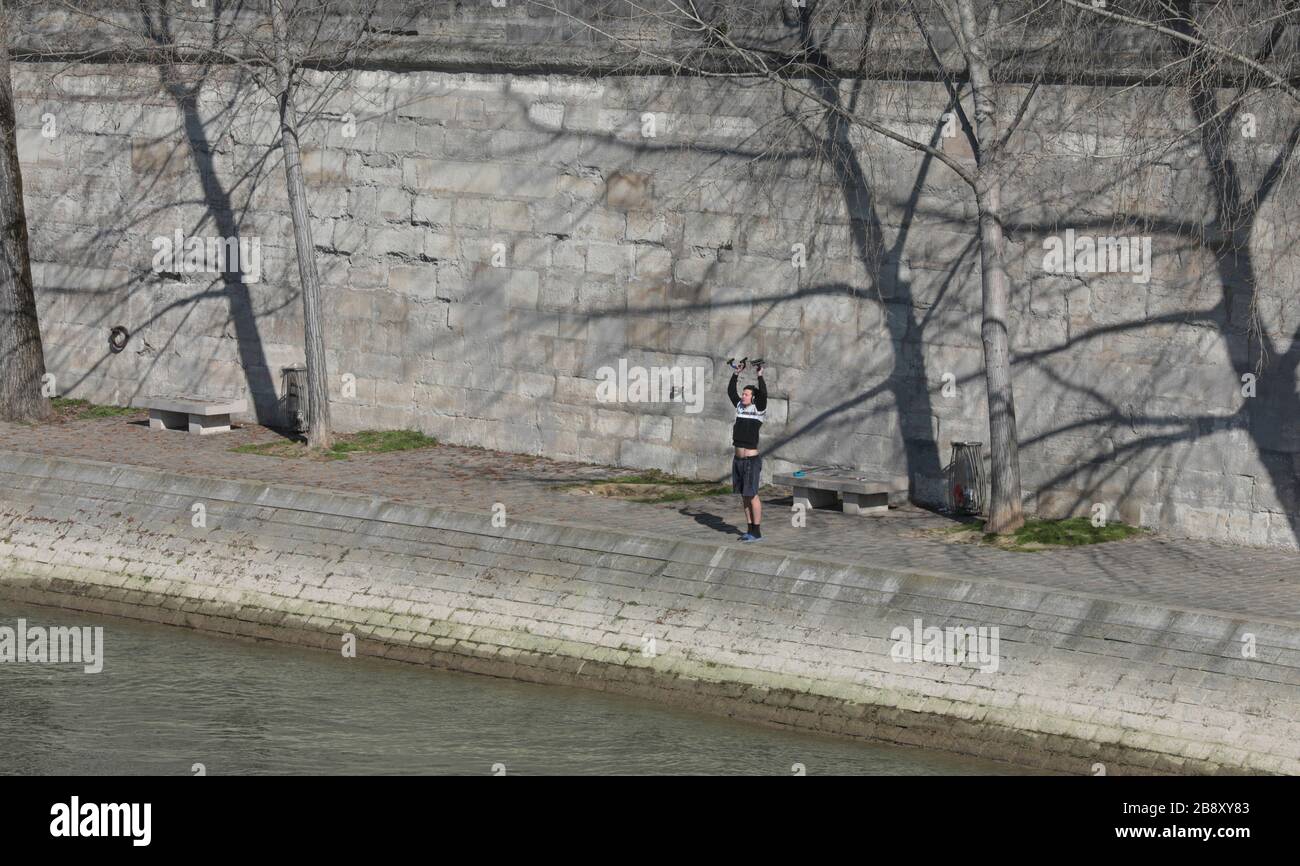 CORONAVIRUS: SPORT AND PROMENADE AROUND NOTRE DAME, PARIS Stock Photo