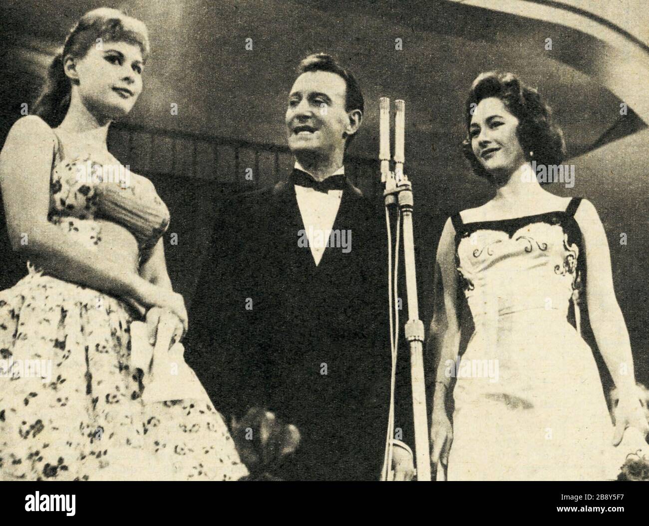 Marisa Allasio, Nunzio Filogamo and Fiorella Mari presenting the 1957  Sanremo Music Festival; 1957; photo from magazine Radiocorriere (1957).  Transferred from Italian Wikipedia.; Indeciso42 at the Italian Wikipedia  project Stock Photo - Alamy
