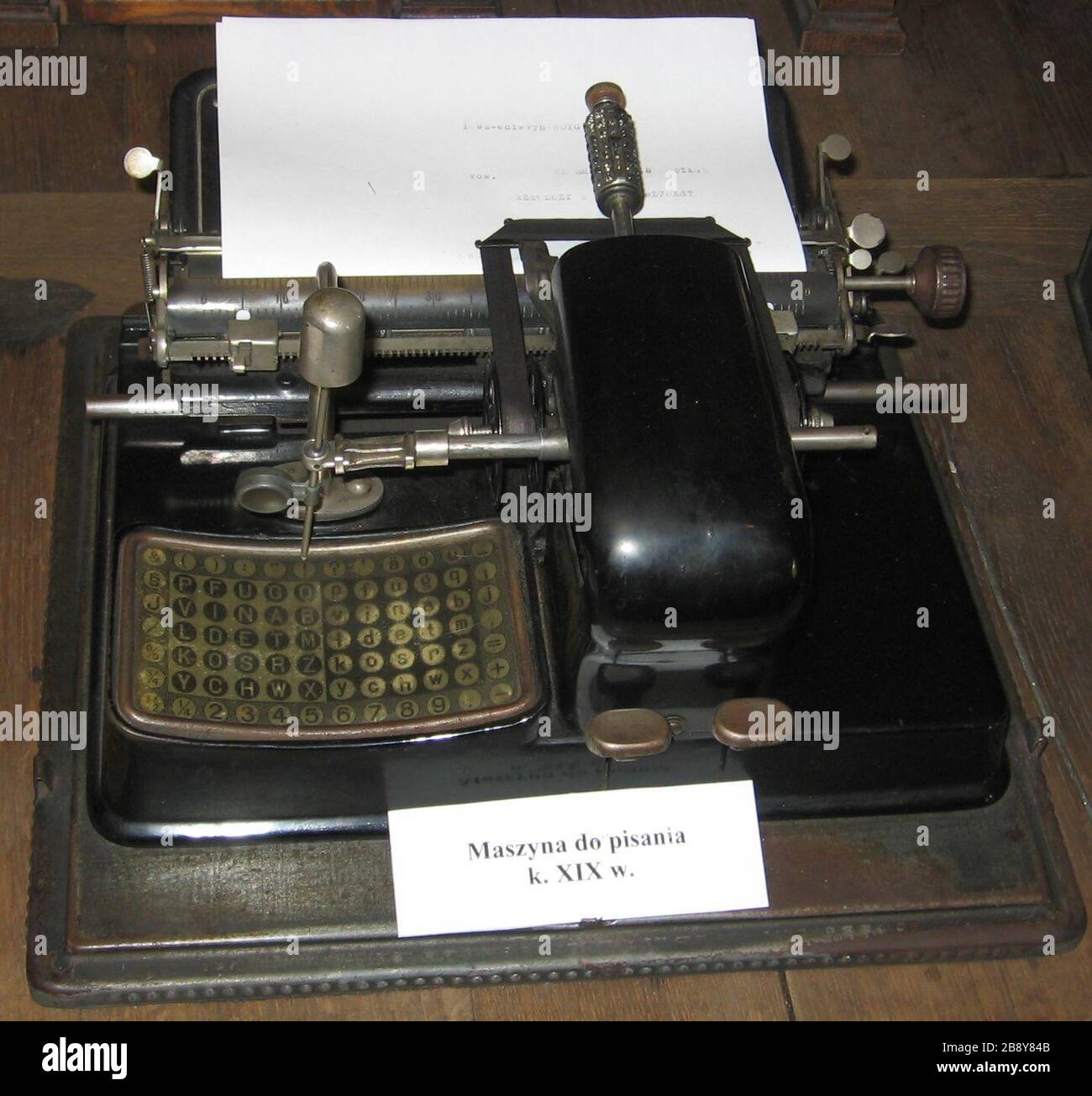 'English: Early typewriter, the Mignon, produced from 1905 to 1934 by Allgemeinen Elektrizitaets-Gesellschaft (AEG), Berlin, Germany. This was called an index typewriter; to operate it, the pointer was pointed at a letter, and the key to the right was pressed to type it.  The types are on a metal 'typesleeve' seen at top, which could be changed to type different fonts and character sets for different languages.  The Mignon was the most successful index typewriter, and was exported to other European countries.  This model was probably the Mignon 3, since it doesn't have a backspace key to the r Stock Photo