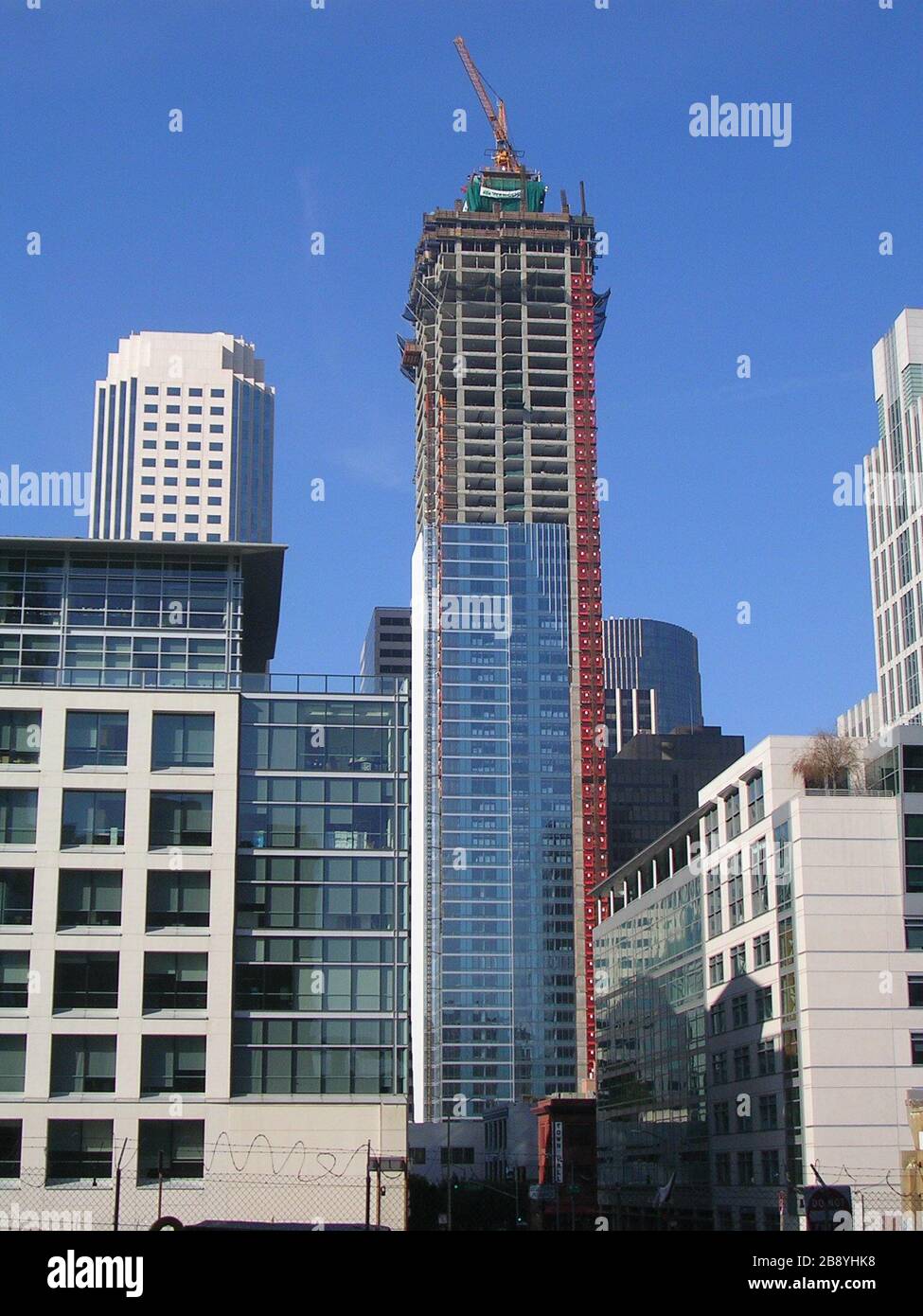 English: The Millennium Tower (301 Mission Street) nearing top-out in 2008.  50 Fremont Center (600 feet, 183 m, 43 stories) is on the left, while 199  Fremont Street (364 feet, 111 m,