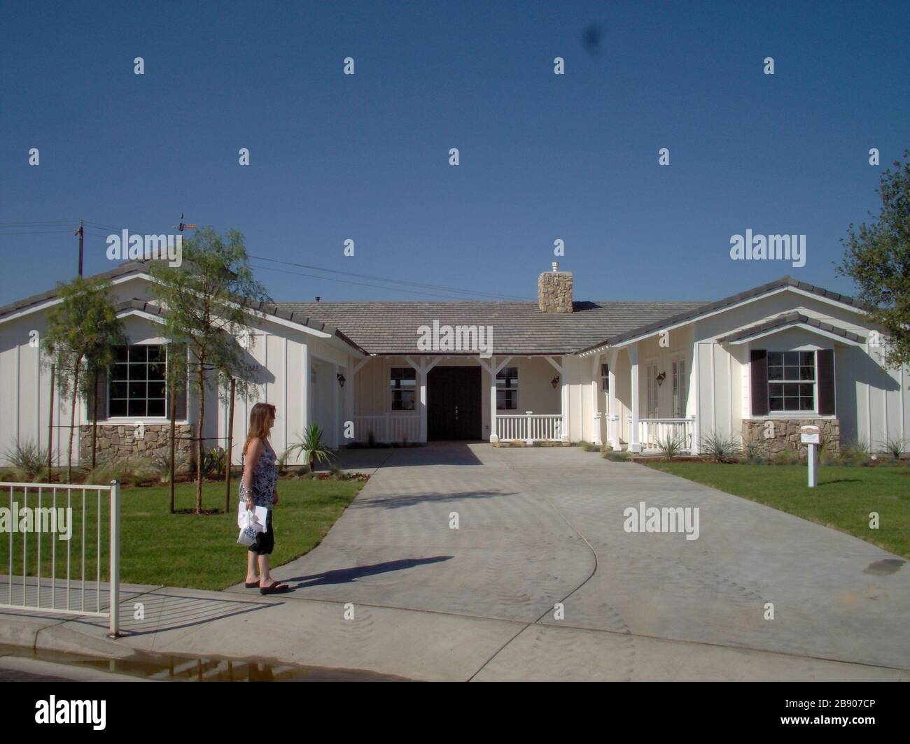 English 2 772 Square Foot Ranch House Model In Shafter California 7 21 2007 Note Side Turned Garage And Multiple Porches 21 July 2007 Transferred From En Wikipedia To Commons Mcheath At English Wikipedia Stock Photo Alamy