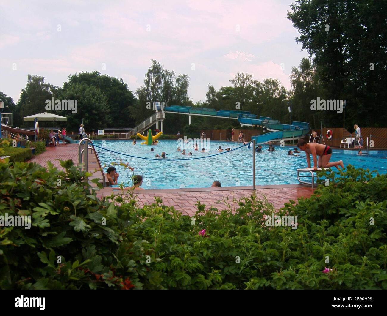 'Deutsch: Naturfreibad in Offlum. Neuenkirchen (Kreis Steinfurt), Schwimmbecken mit Solaranlage beheiztem Wasser; June 2008; Self-photographed; Zumthie; ' Stock Photo