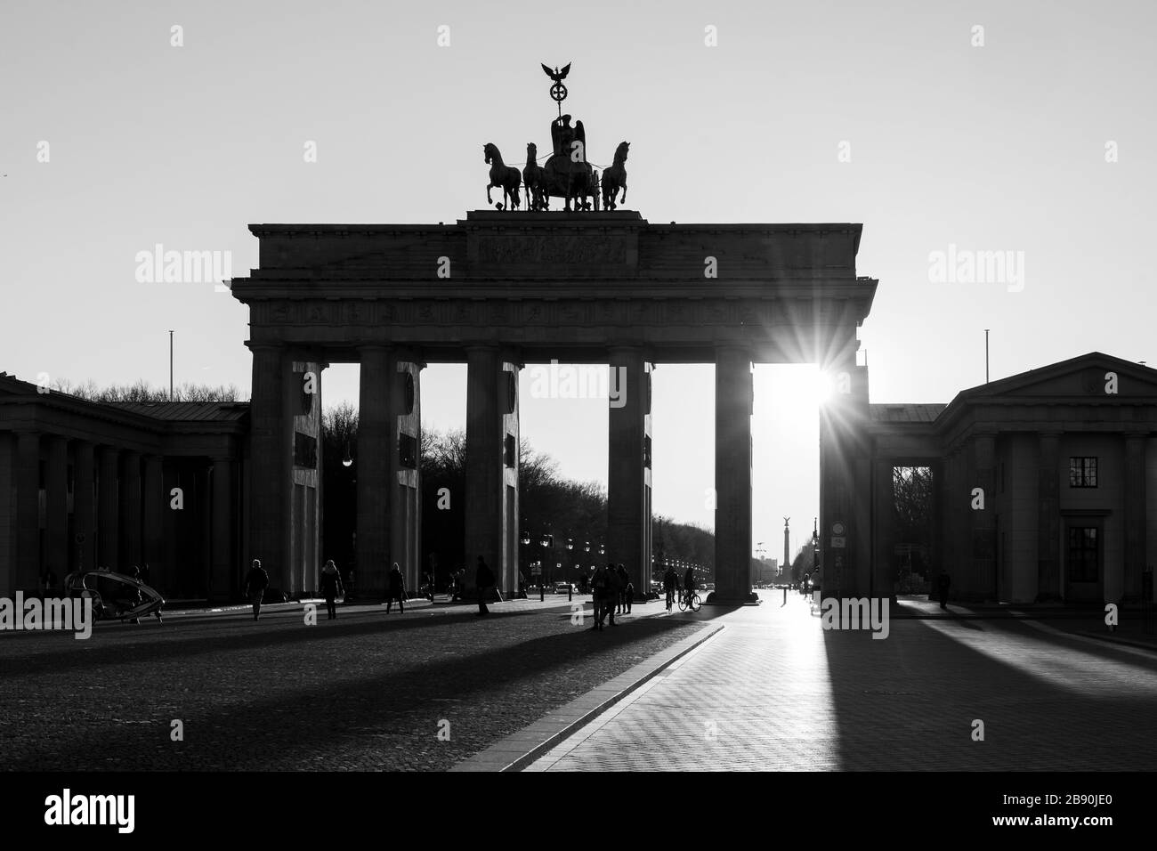 Berlin, Deutschland. 22nd Mar, 2020. 22.03.2020, the Brandenburg goal in Berlin on a late spring juice day in the low sun. The sun shines through the prophylaxis and creates a special mood of light and long shadows. Due to the corona crisis, only a few people are on the streets and squares in Berlin. | usage worldwide Credit: dpa/Alamy Live News Stock Photo