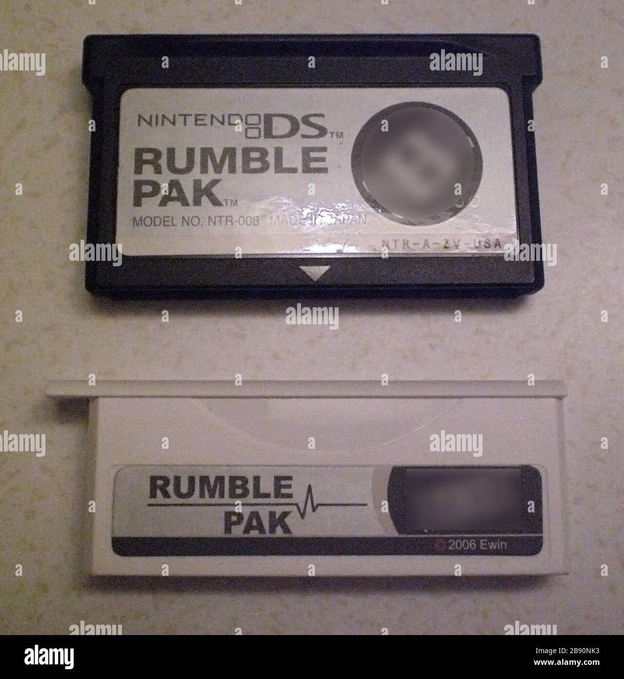 A picture of both the regular w:Rumble Pak for w:Nintendo DS as well as the  slimmer Rumble Pak for the w:Nintendo DS Lite.; Transferred from en. wikipedia to Commons by FastilyClone using MTC!.;