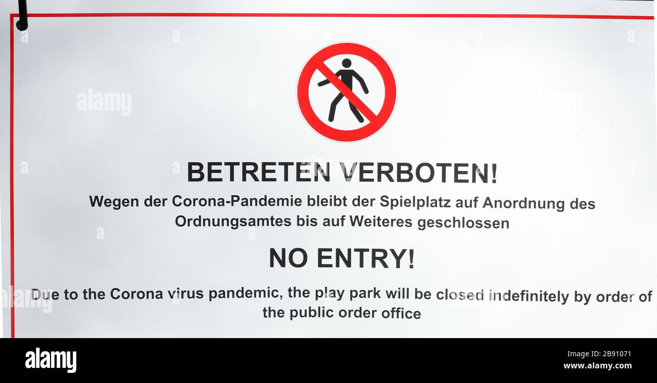 Schild Spielplatz wegen Coronavirus geschlossen, betreten verboten Stock Photo