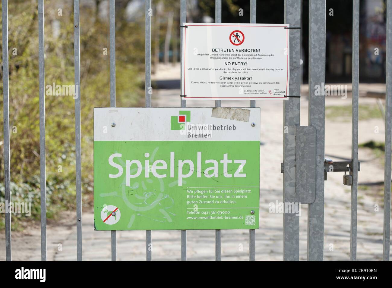 Schild Spielplatz wegen Coronavirus geschlossen, betreten verboten Stock Photo