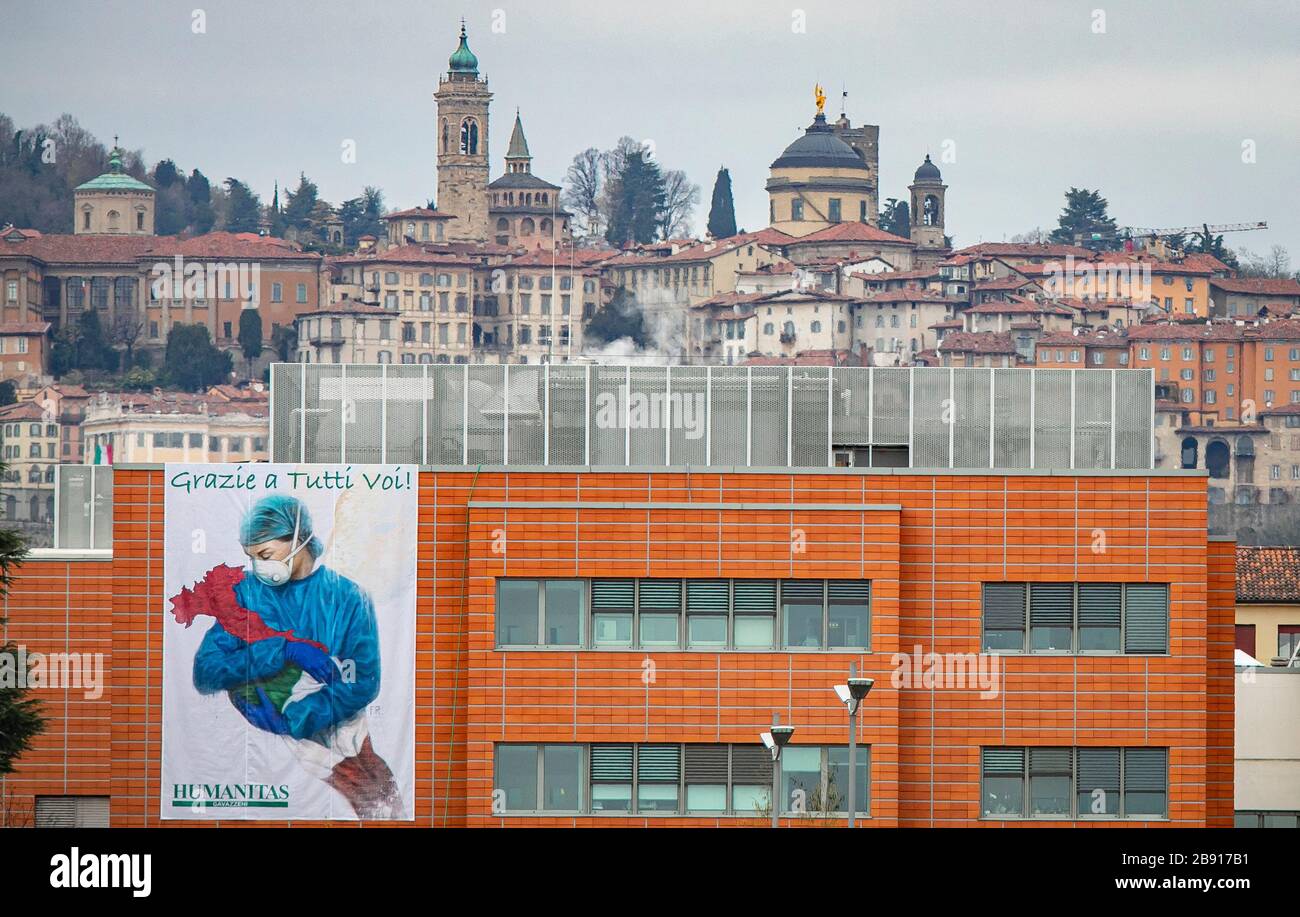 Bergamo Coronavirus - Humanitas Gavazzeni of Bergamo exhibits the giant  poster in solidarity with doctors and nurses (Foto &#xa9;Sergio  Agazzi/Fotogramma, Bergamo - 2020-03-23) p.s. la foto e' utilizzabile nel  rispetto del contesto
