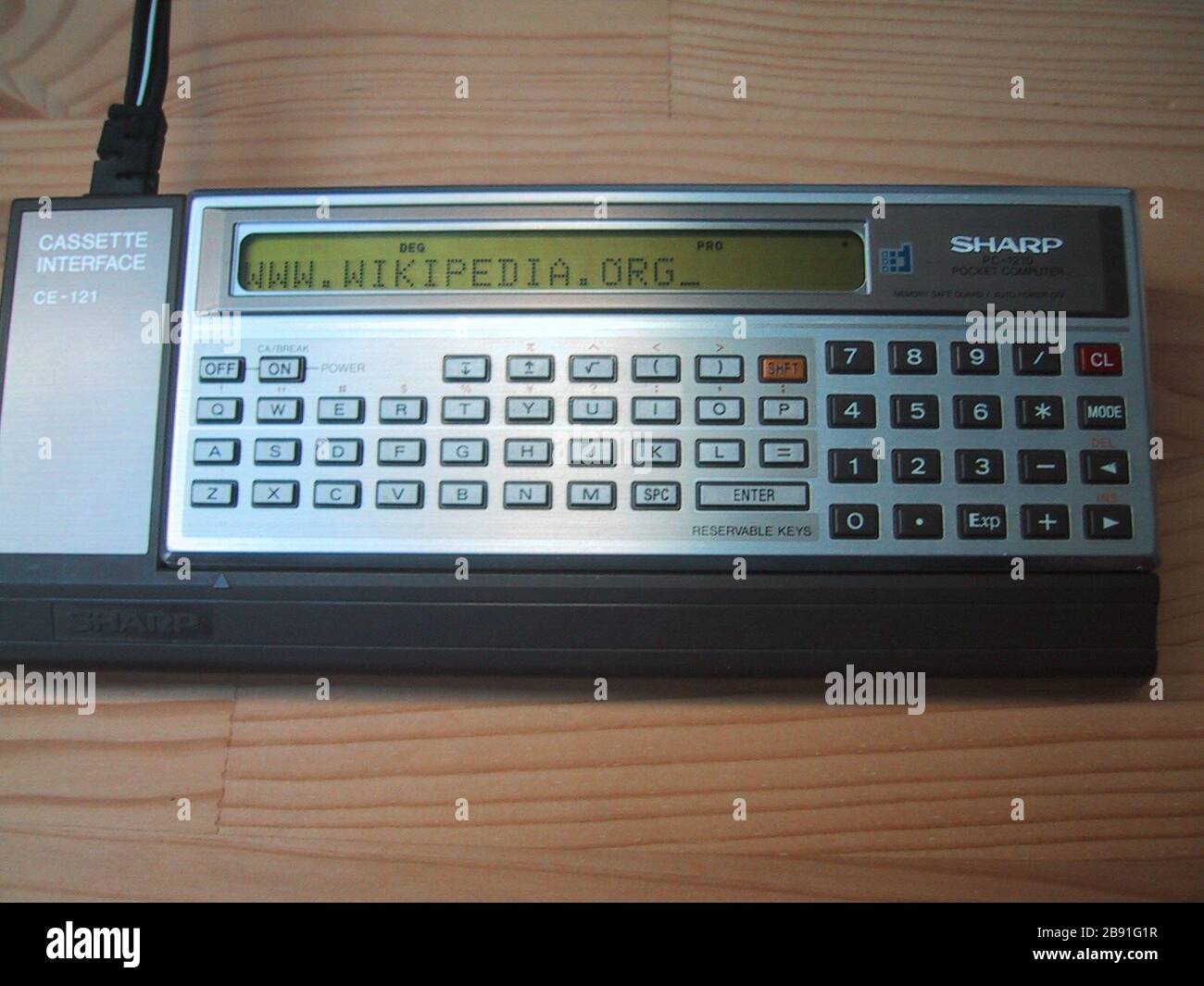 Bildbeschreibung Sharp Pc 1210 Pocket Computer Mit Angeschlossenem Ce 122 Cassette Interface Quelle Selbst Fotografiert Fotograf Zeichner Armin Maas Sb Datum 12 Juni 06 Sonstiges Dieses Bild Ist Gemeinfrei Pd 12 June 06 Original Upload Date