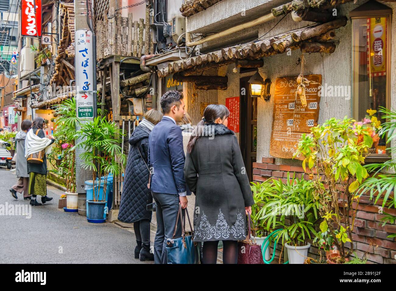 Page 2 Tokyo Alleyway High Resolution Stock Photography And Images Alamy