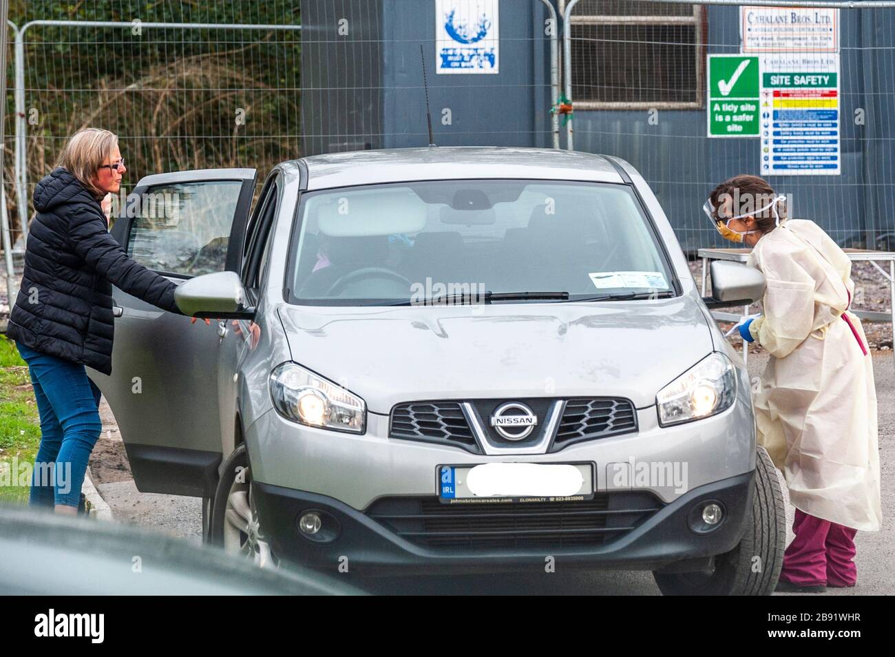 Dunmanway, West Cork, Ireland. 23rd Mar, 2020. Dunmanway Community Hospital is currently operating an emergency Coronavirus Test Centre.  A hospital worker talks to members of the public who have arrived at the hospital for a COVID-19 test.  Credit: AG News/Alamy Live News Stock Photo