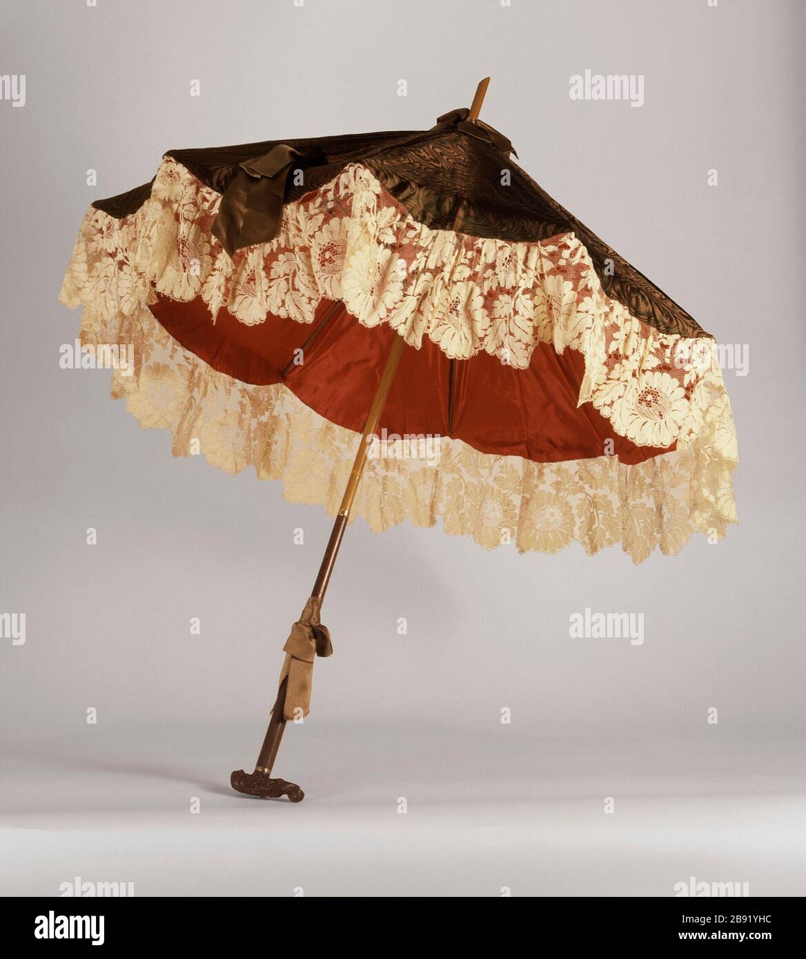 Albany fout haak Parasol; English: Probably United States, circa 1880 Costumes Wood, metal,  figured silk Gift of Mrs. John Townsend Smith (M.86.413.13) Costume and  Textiles; circa 1880 date QS:P571,+1880-00-00T00:00:00Z/9,P1480,Q5727902  Stock Photo - Alamy