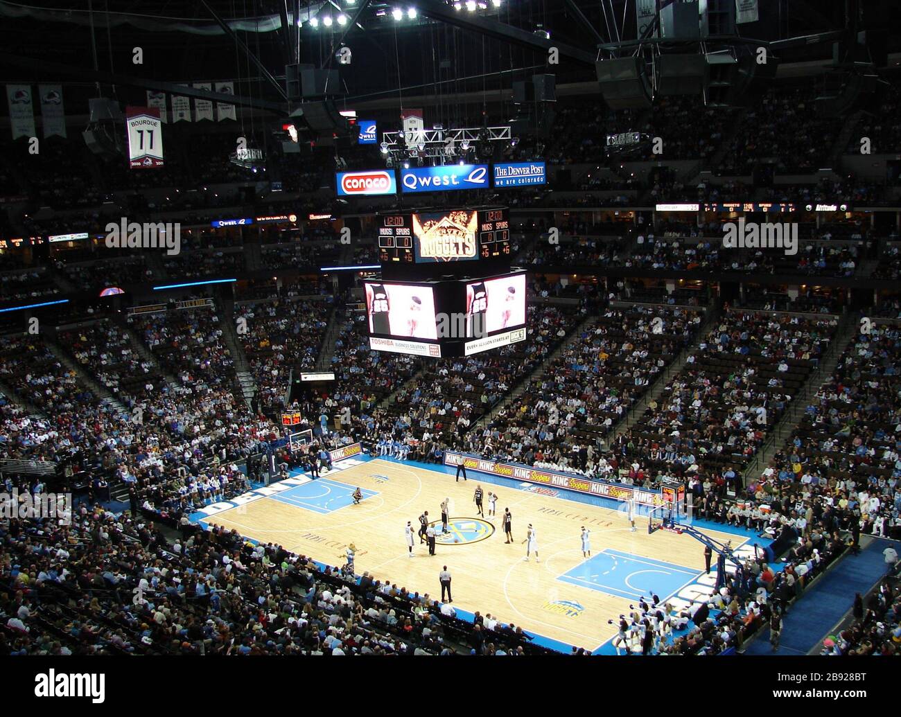 Deutsch: Innenansicht des Pepsi Center in Denver, Colorado; Aufgenommen  während einem Basketballspiel der Denver Nuggets gegen die San Antonio  Spurs; 3 January 2008; Own work; Hansdieter Schweiger at de.wikipedia Stock  Photo - Alamy