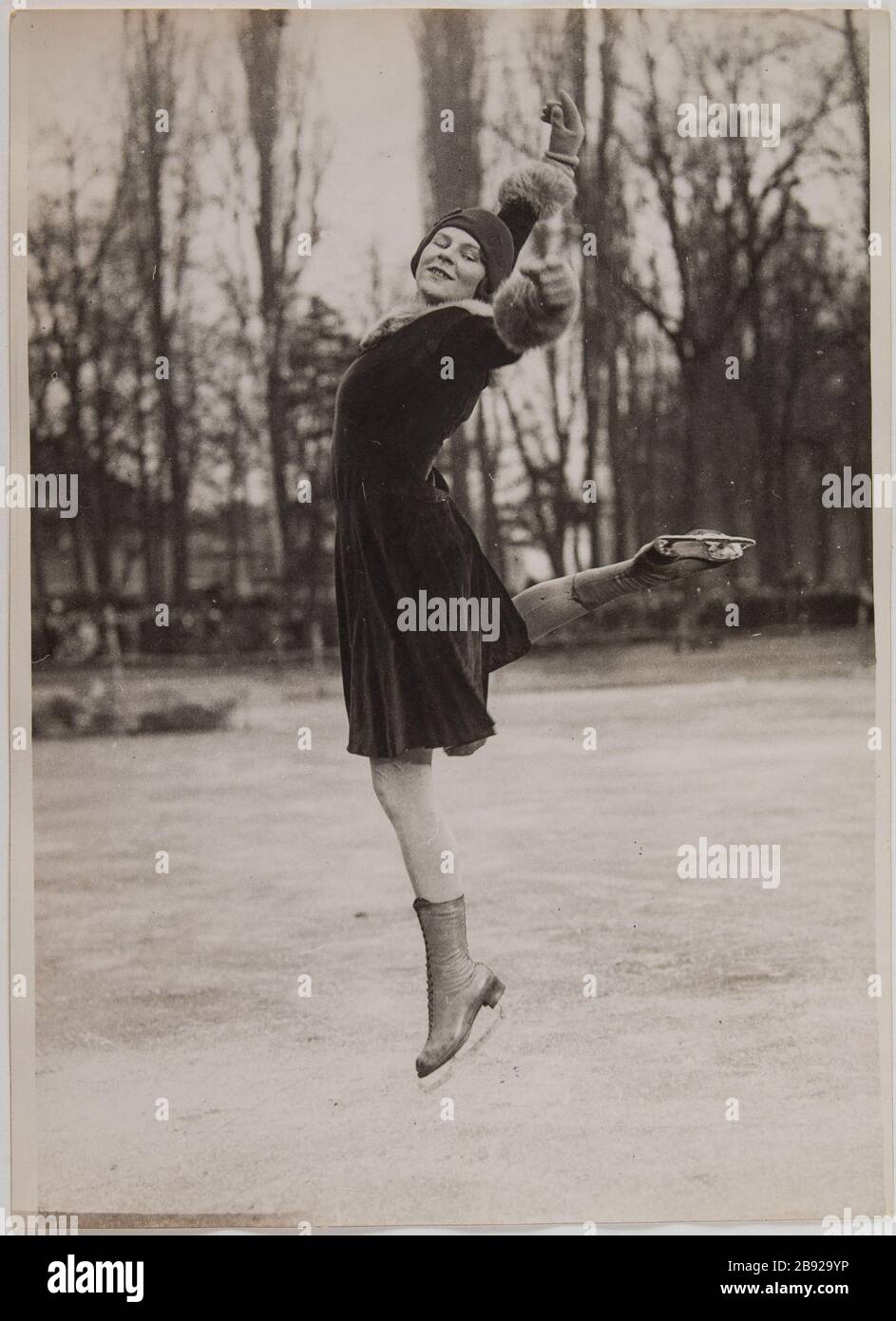 Paris 16.02.1929. Winter Sports Festival organized by / Auto on Lac Saint-Mande. / Miss Barbey in the contest of FIGS. Barbey miss in a contest figures skating on Lac Saint-Mande. Fête des sports d'hiver organisé par l'Auto sur le lac Saint-Mandé. 'Mademoiselle Barbey dans un concours de figures de patinage artistique sur le lac Saint-Mandé'. Photographie de Georges Devred pour l'agence Rol. 16 février 1929. Paris, musée Carnavalet. Stock Photo