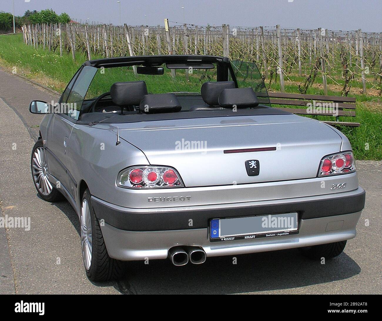 Deutsch: Peugeot 306 Cabrio Bj.2000; 2006; work; Dronkitmaster at de.wikipedia Stock Photo - Alamy
