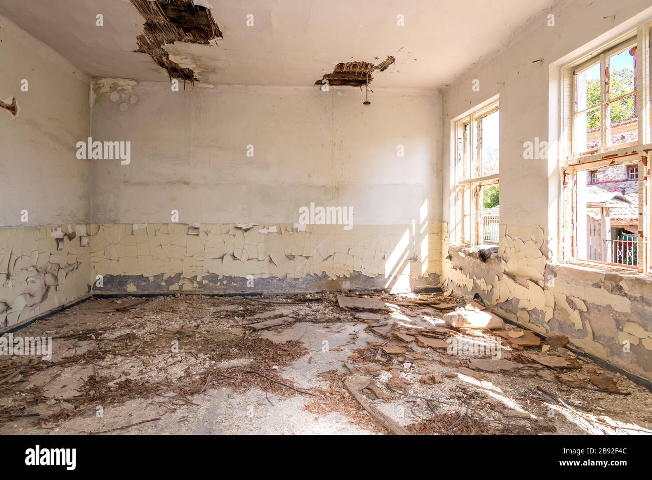 Old destroyed house broken concrete hi-res stock photography and images ...