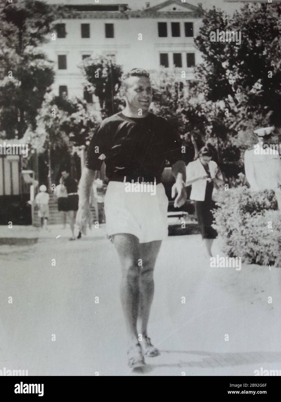 Il calciatore italiano pietro serantoni in passeggiata a venezia hires