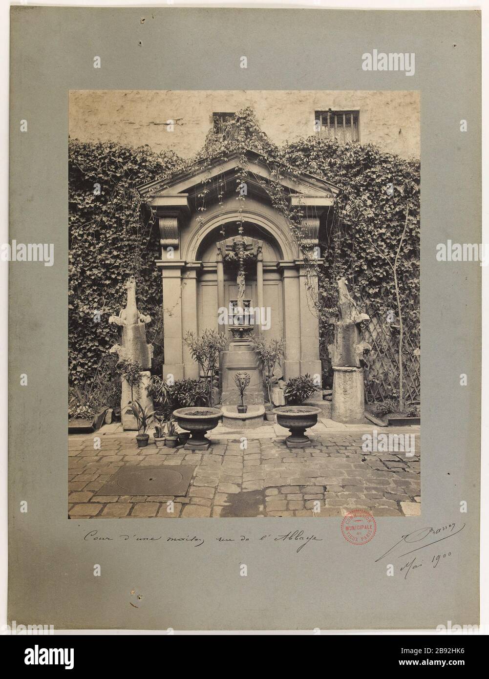 Sculptures dans la rue hi-res stock photography and images - Alamy