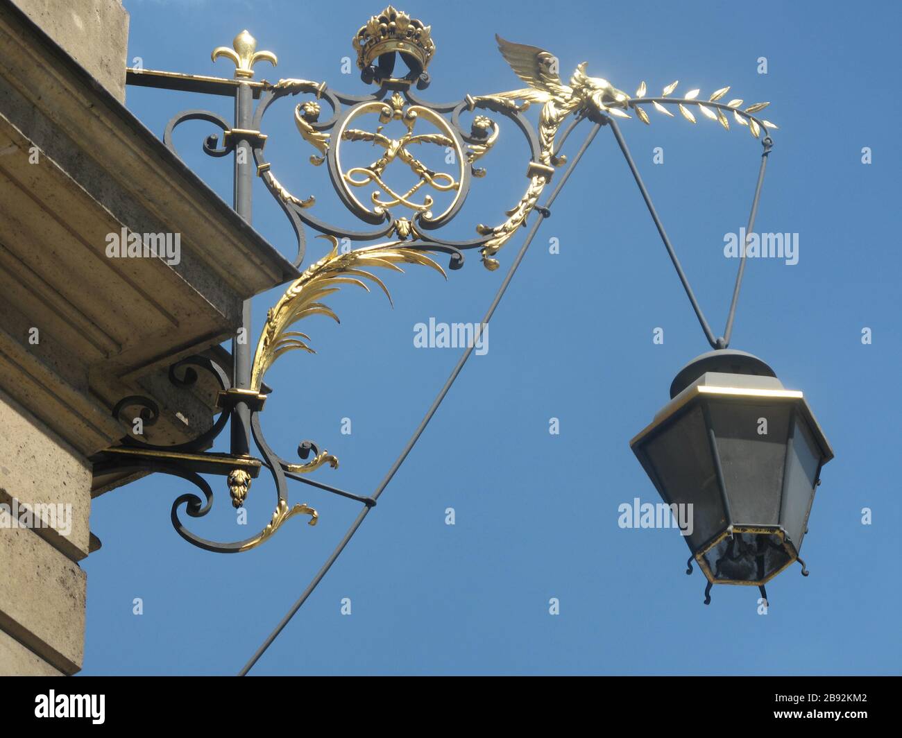 English: Hanged lantern at the corner of the place Vendôme and the rue de  Castiglione, Paris 1st arr., France Français : Lanterne suspendue à l'angle  de la place Vendôme et de la