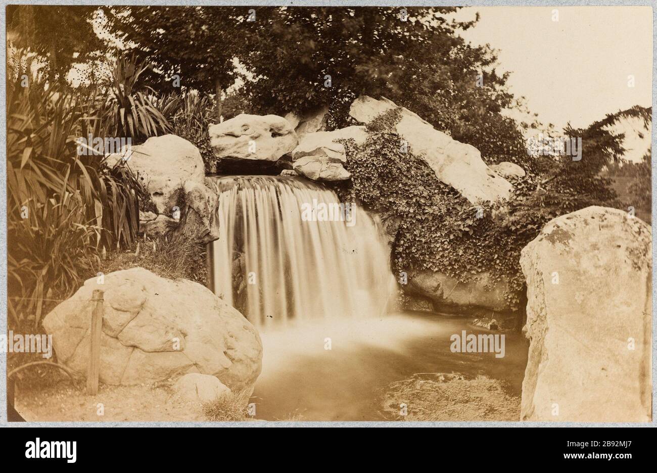 Cascade, lower Lake Bois de Boulogne, 16th arrondissement, Paris Cascade, lac inférieur du bois de Boulogne. Paris (XVIème arr.). Photographie anonyme. Tirage sur papier albuminé. Paris, musée Carnavalet. Paris, musée Carnavalet. Stock Photo