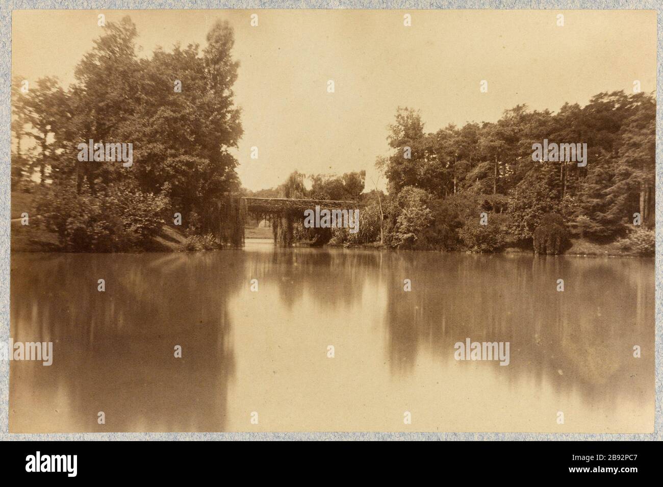 Bridge, Lake Bois de Boulogne, 16th arrondissement, Paris Pont, lac du bois de Boulogne. Paris (XVIème arr.). Photographie anonyme. Tirage sur papier albuminé. Paris, musée Carnavalet. Paris, musée Carnavalet. Stock Photo