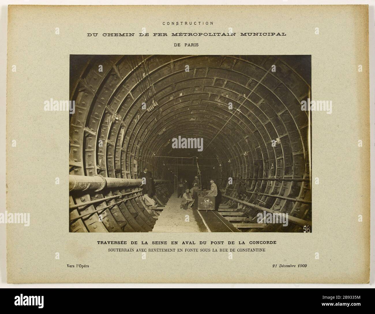 Construction / the railway metropolitan municipal / from Paris / Crossing the Seine below the Pont de la Concorde / Underground coated cast iron under the street Constantine / To Opera / December 21, 1909. Construction of the railway mét Construction du chemin de fer métropolitain municipal de Paris. Traversée de la Seine en aval du Pont de la Concorde, souterrain avec revêtement en fonte sous la rue de Constantine. Vers l'Opéra. Paris (XVe arr. ), 21 décembre 1909. Photographie anonyme. Tirage au gélatino-bromure d'argent. Paris, musée Carnavalet. Stock Photo