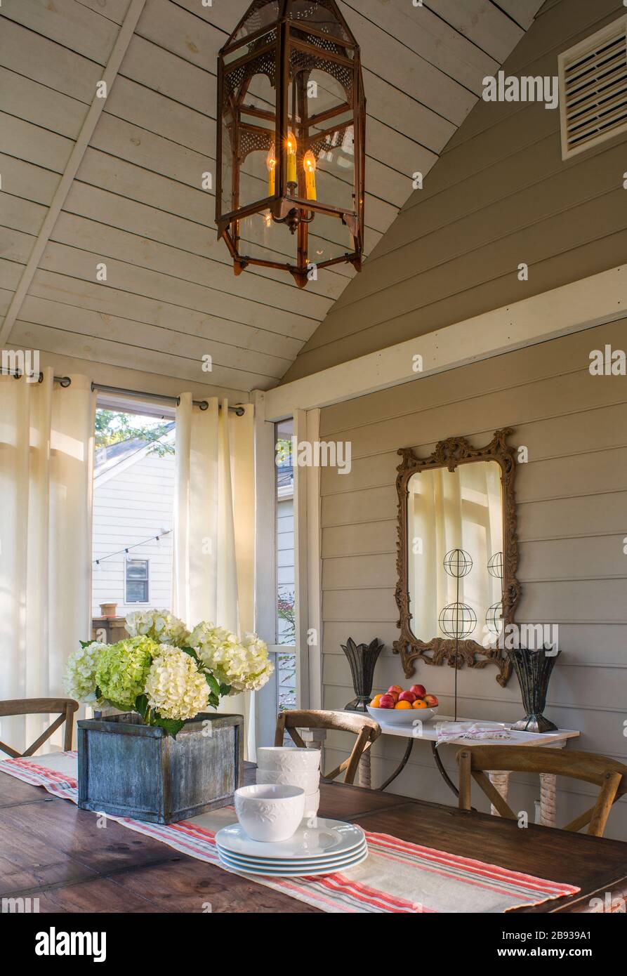 Cottage with white porch hi-res stock photography and images - Alamy