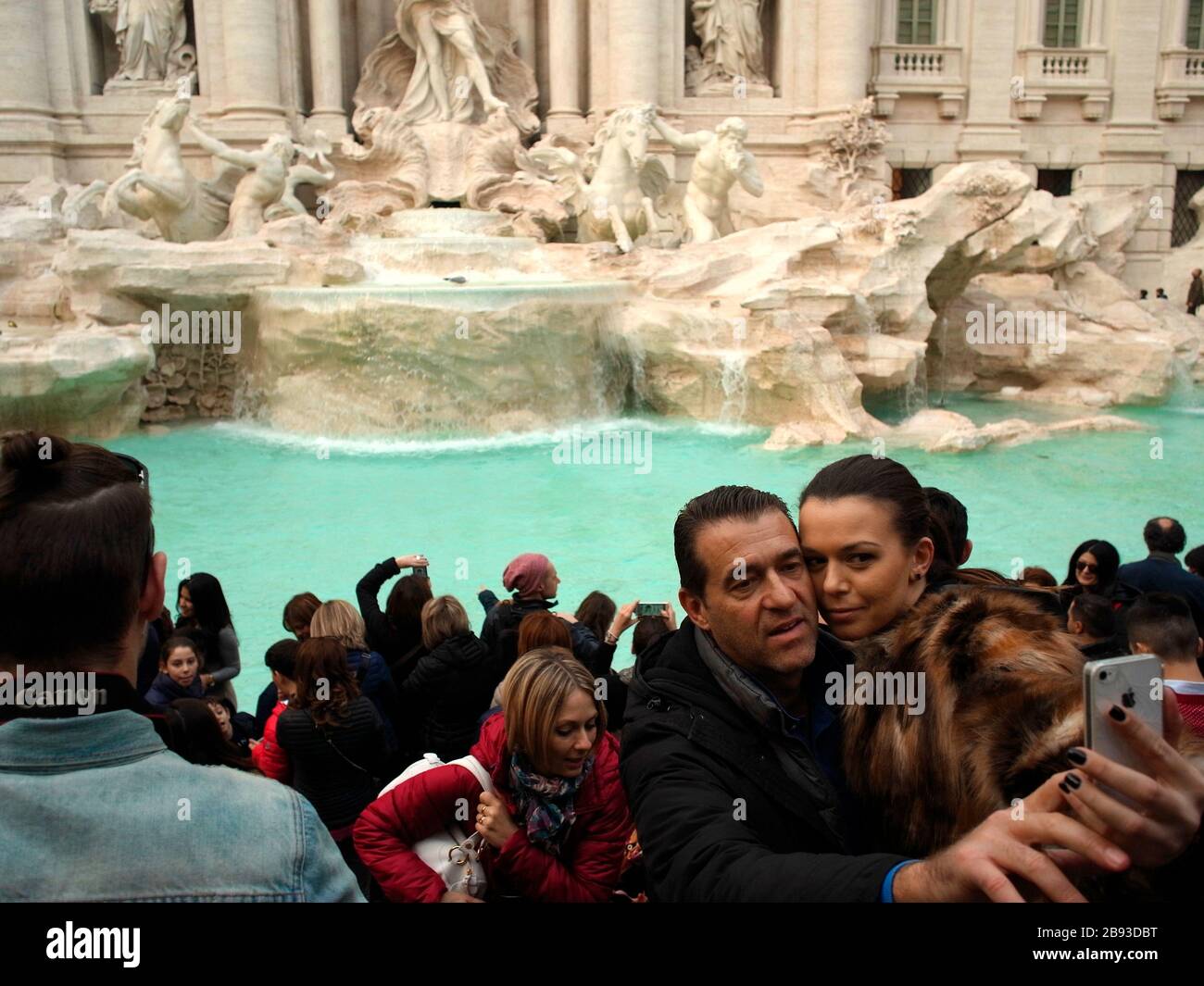 AJAXNETPHOTO. ROME, ITALY. - FOUNTAIN CROWDS - TOURISTS AT THE TREVI FOUNTAIN - FONTANA DE TREVI. FOUNTAIN IS IN THE TREVI DISTRICT. BAROQUE DESIGN BY NICOLA SALVI AND COMPLETED BY GIUSEPPE PANNINI.PHOTO:JONATHAN EASTLAND/AJAX REF:GXR151012 5839 1 Stock Photo