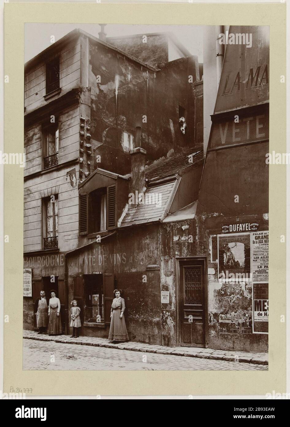 View of a drinking establishment house, Paris Anonyme. 'Vue d'une maison de débit de boisson, Paris'. Aristotype. en. Paris, musée Carnavalet. Stock Photo