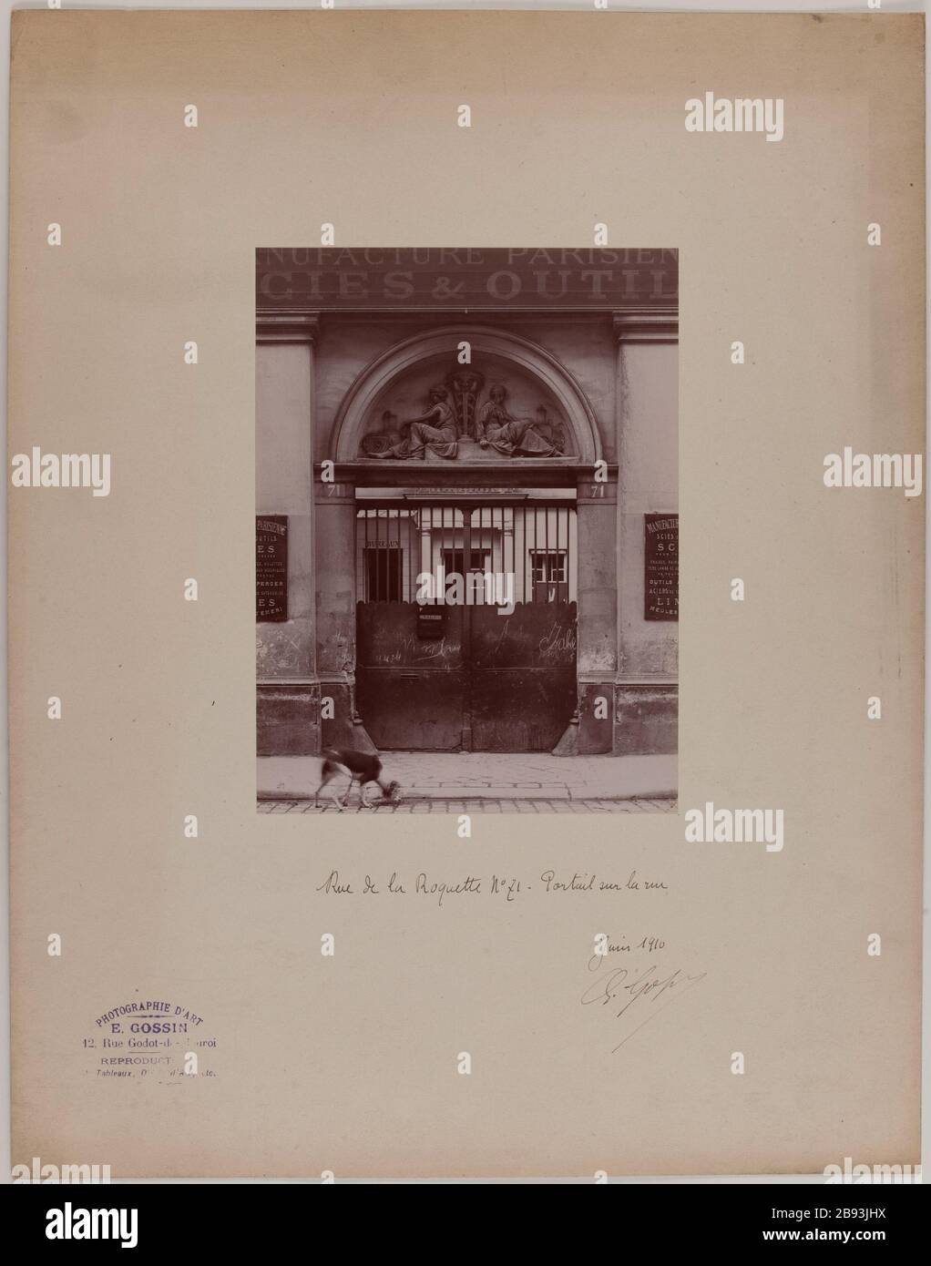 Rue de la Roquette # 71. Portal of the street. Entrance gate adorned with a raised top, 11th arrondissement, Paris. Gossin, E. Rue de la Roquette n°71. Portail de la rue. 'Portail d'entrée orné d'un haut relief, 11ème arrondissement, Paris'. en 1910-06-1910-06. Paris, musée Carnavalet. Stock Photo