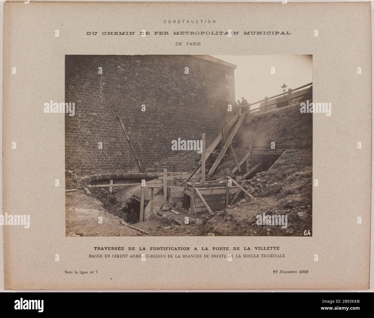 Building / path metropolitan municipal iron / from Paris / Crossing the fortification at the Porte de la Villette / Tarp cement armed above the right branch of the terminal loop / To the line # 7 22 November. Construction of c Anonyme. Construction / du chemin de fer métropolitain municipal / de Paris / Traversée de la fortification à la porte de la Villette / Bâche en ciment armé au-dessus de la branche de droite de la boucle terminale / Vers la ligne n°7 22 novembre. 'Construction du chemin de fer métropolitain municipal de Paris : traversée de la fortification à la porte de la Villette, 19è Stock Photo