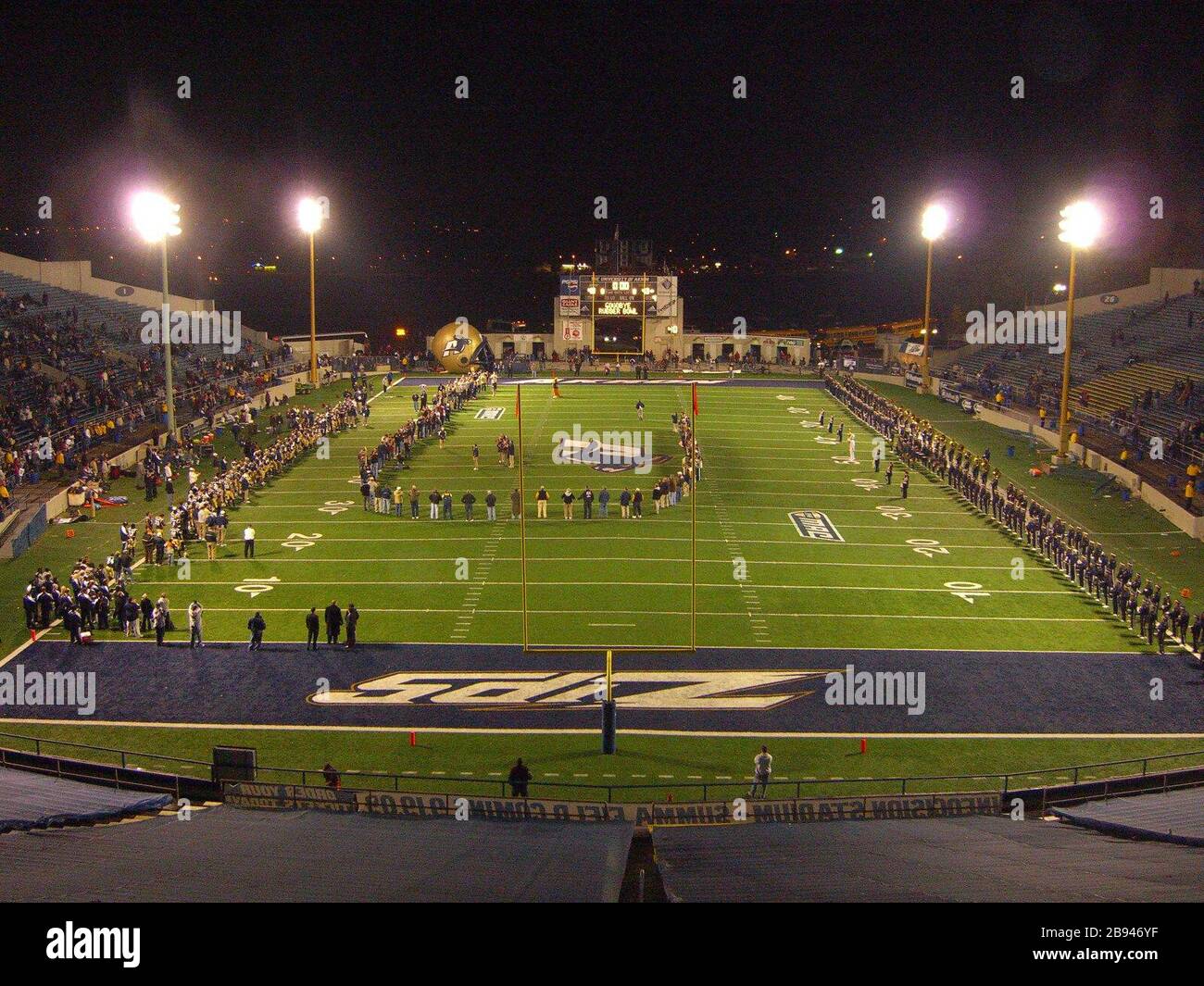 Akron zips football hi-res stock photography and images - Alamy