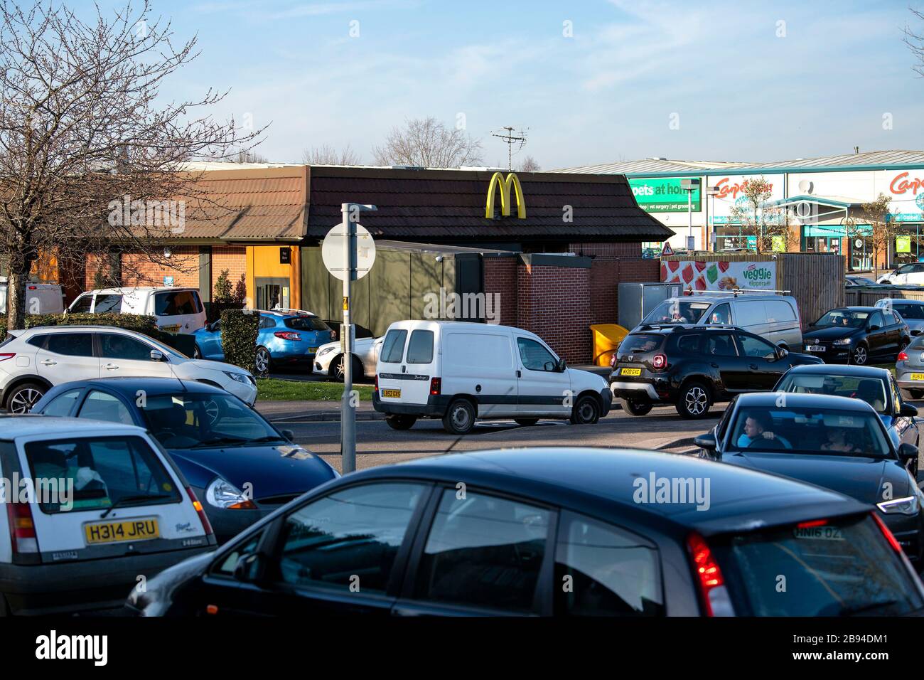 Cars queue mcdonalds drive thru hi-res stock photography and images - Alamy