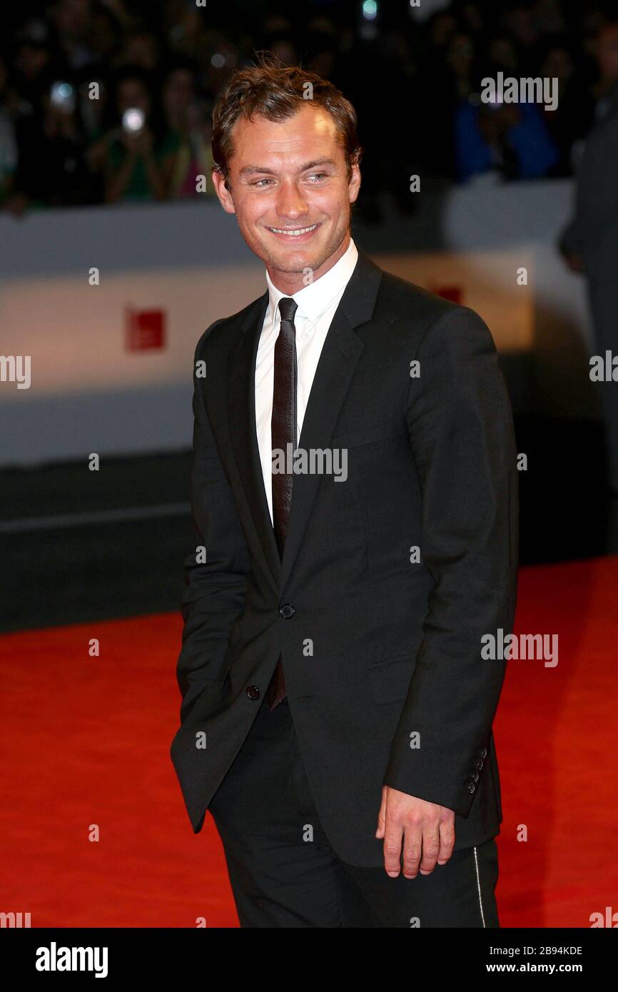 Venice, 30/08/2007. British actor Jude Law arrives at the Cinema Palace of Venice to attend the premiere of the film 'Sleuth' directed by Kenneth Bran Stock Photo