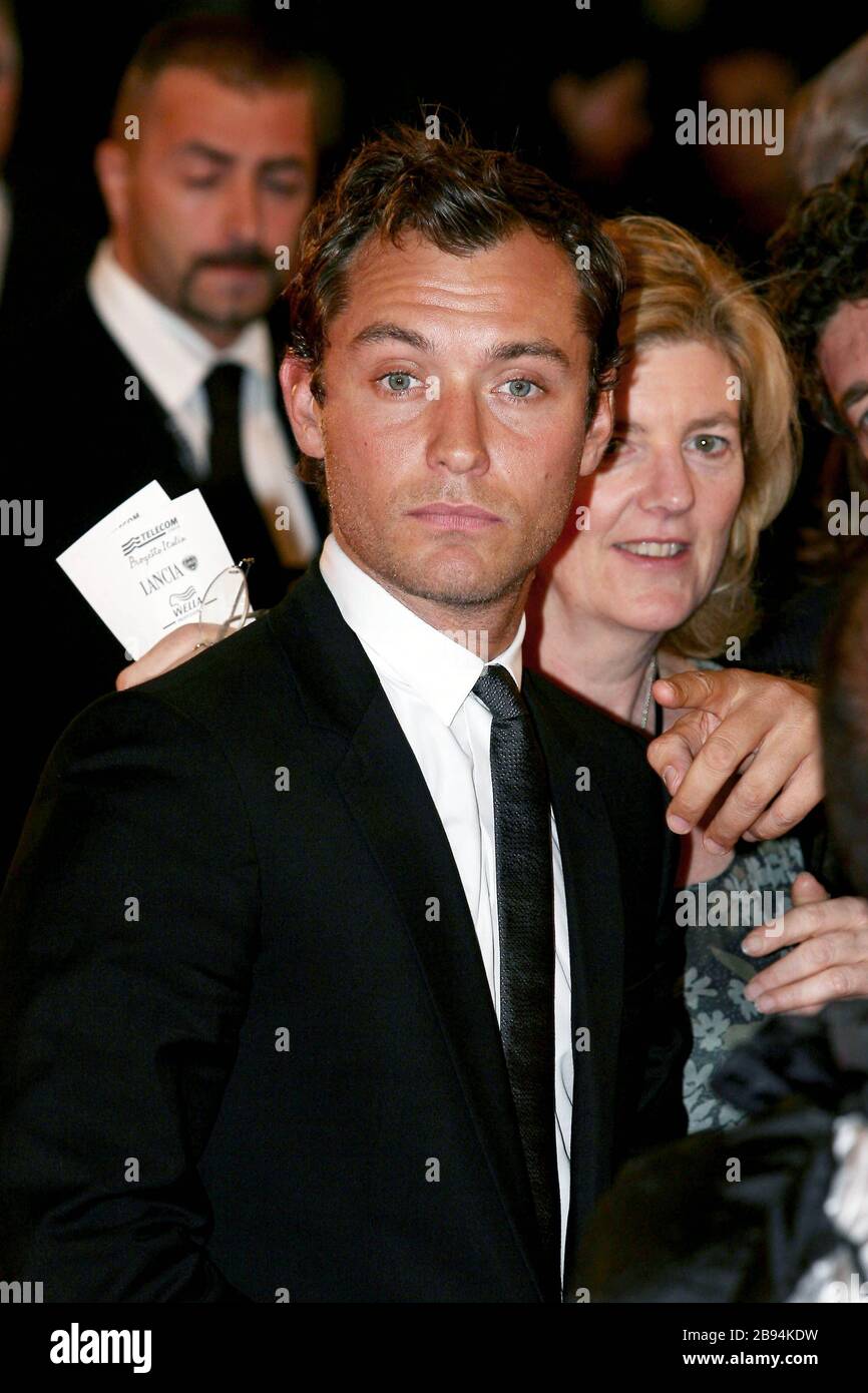 Venice, 30/08/2007. British actor Jude Law arrives at the Cinema Palace of Venice to attend the premiere of the film 'Sleuth' directed by Kenneth Bran Stock Photo
