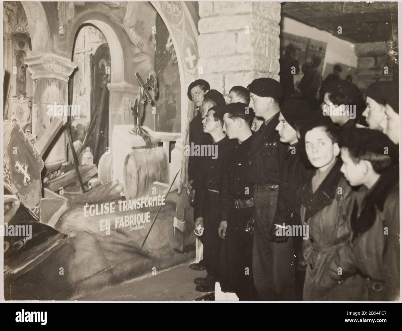 Photography propaganda inside the exhibition Bolshevism against Europe, avenue de Wagram, 17th arrondissement, Paris Agence de Diffusion Nationale Photographique (DNP). 'Photographie propagande : intérieur de l'exposition Le Bolchévisme contre l'Europe, avenue de Wagram, 17ème arrondissement, Paris'. Exposition (Le Bolchevisme contre l'Europe) / Avenue de Wagram 39 (salle Wagram) / Ouvert le 1er mars 1942 / Clôture le 14 juin 1942. Tirage au gélatino-bromure d'argent. entre 1942-03-et 1942-06. Paris, musée Carnavalet. Stock Photo