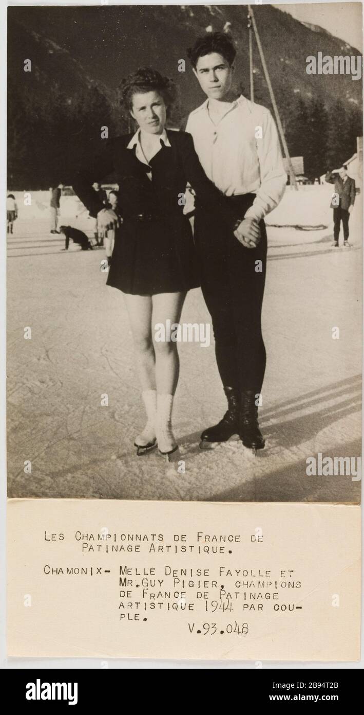Photography propaganda portrait skaters Denise Fayolle (1923-1995) and Guy Pigier during the champions of France in 1944 in Chamonix. Trampus. 'Photographie propagande : portrait des patineurs artistiques Denise Fayolle (1923-1995) et Guy Pigier lors des champions de France de 1944 à Chamonix'. LES CHAMPIONNATS DE FRANCE DE / PATINAGE ARTISTIQUE. / CHAMONIX, MELLE DENISE FAYOLLE ET / MR. GUY PIGIER, CHAMPIONS / DE FRANCE DE PATINAGE / ARTISTIQUE 1944 PAR COU- / PLE / V.93.048. Tirage au gélatino-bromure d'argent. Légende dactylographiée à l'encre noire. en 1944-02-04-1944-02-04. Paris, musée C Stock Photo