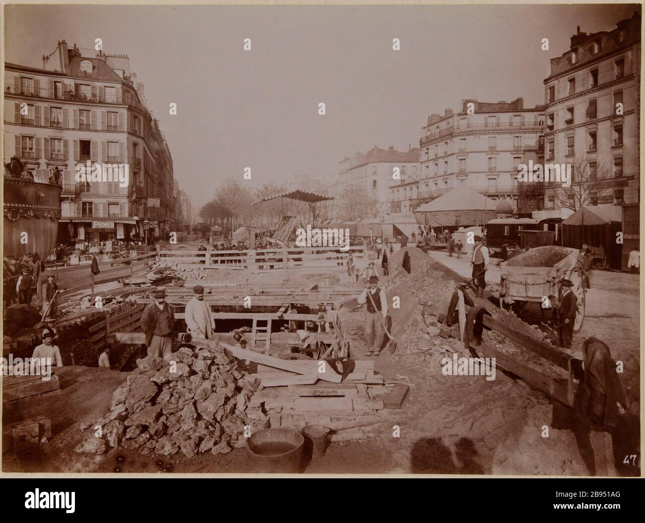 5 9bre 1901 / Underground current at the crossroads / Oberkampff (Vers l'Etoile). Construction of the underground subway placed under the Oberkampf street directiond the Etoile station, 11th arrondissement, Paris. Métro parisien. 'Souterrain courant au carrefour. Construction du souterrain du métro placé sous la rue Oberkampf en direction de la station Etoile, Paris (XIème arr.)'. Photographie de Charles Maindron (1861-1940). 5 septembre 1901. Paris, musée Carnavalet. Stock Photo