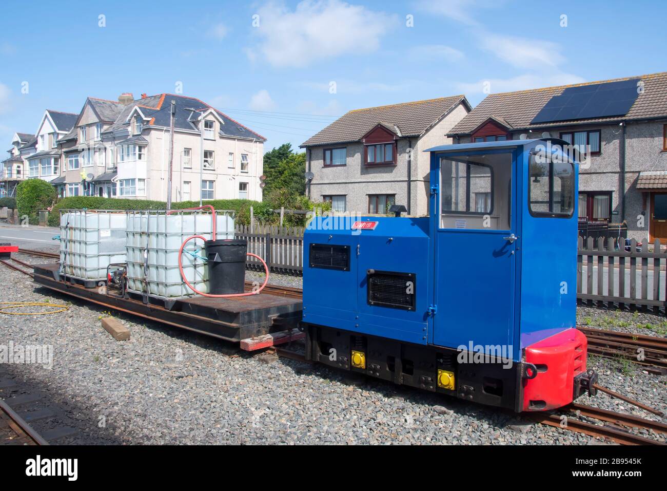 ‘Gwril’, HE 9354, Jenbach Type DH25 diesel engine, at Fairbourne station, near Barmouth, Gwynedd, Wales. Built in 1994 by Hunslet Stock Photo