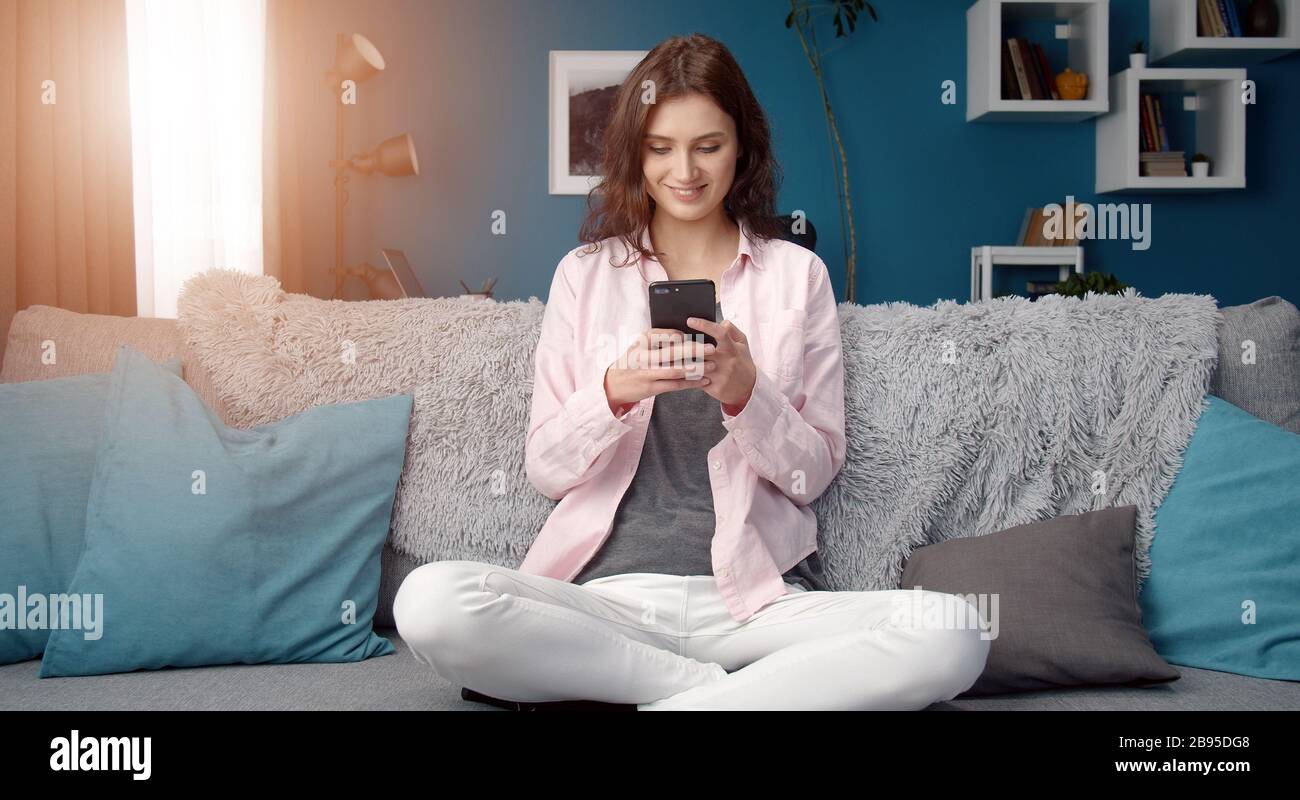 Wanita menggunakan ponsel full frontal dengan layar penuh