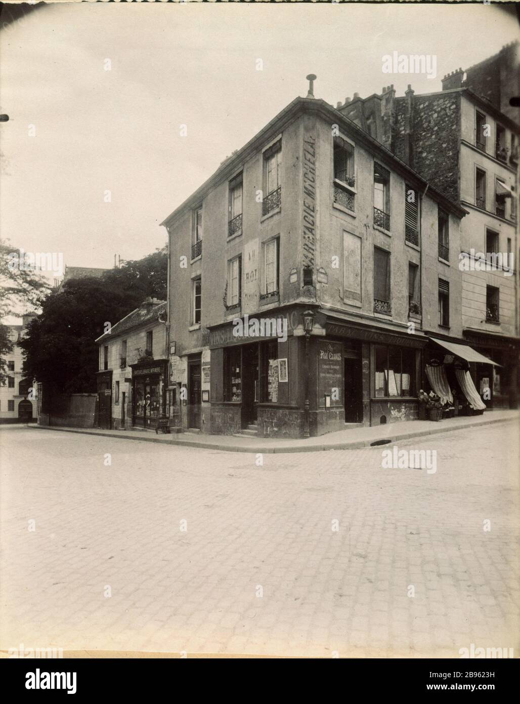 CORNER OF RUE DESCARTES Au coin de la rue Clovis et Descartes. Paris (Vème  arr.). Photographie d'Eugène Atget (1857-1927), 1906. Paris, musée  Carnavalet Stock Photo - Alamy