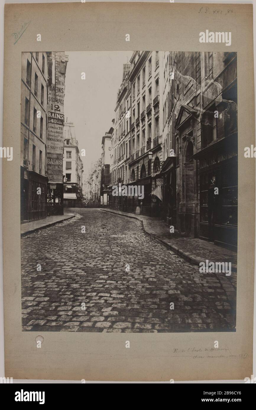 R. of the Medical School. Street of the School of Medicine, 5th arrondissement, Paris Emonts ou Emonds, Pierre. R. de l'Ecole de médecine. 'Rue de l'Ecole de Médecine, 5ème arrondissement, Paris'. Tirage au gélatino-bromure d'argent. entre 1865-et 1868. Paris, musée Carnavalet. Stock Photo